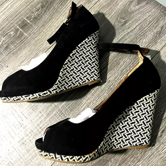 MOSSIMO VALLIE BLACK & WHITE PATTERNED WEDGE HEEL - OPEN TOE - ANKLE CLASP - 9.5 - Picture 4 of 9